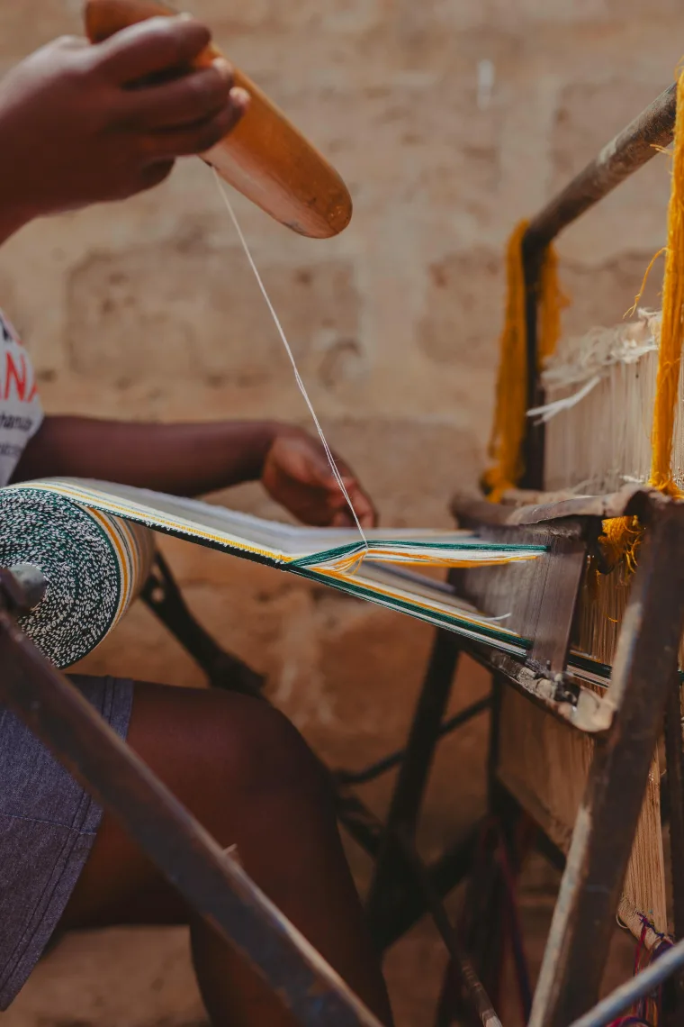 Artisan au travail sur un métier à tisser Farafinw